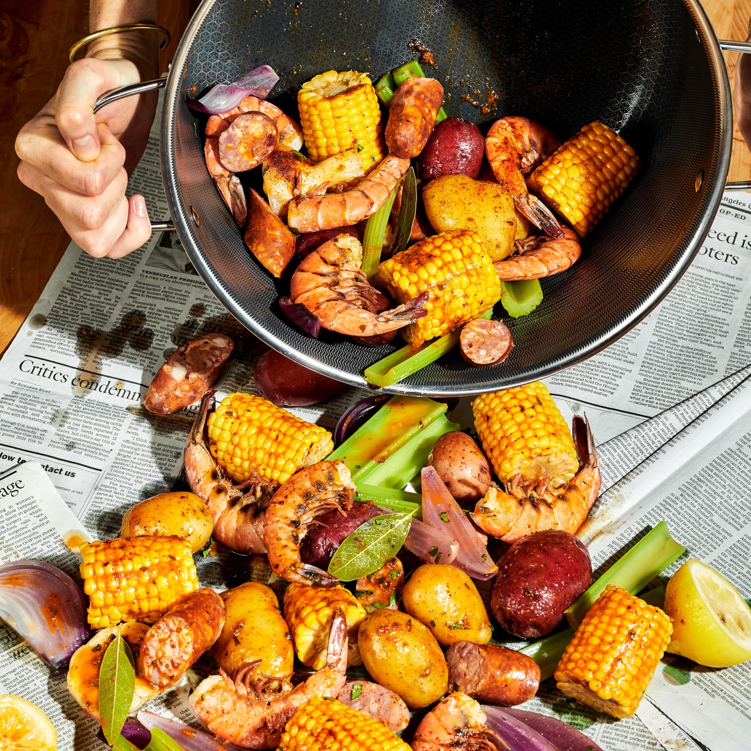 Olla HexClad 12 cuartos ideal para cocer mariscos como cangrejos o langosta.