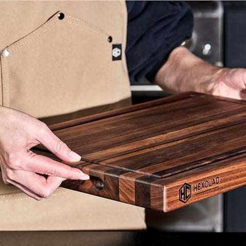 HexClad tabla nogal con canal de jugos para evitar derrames durante asados.