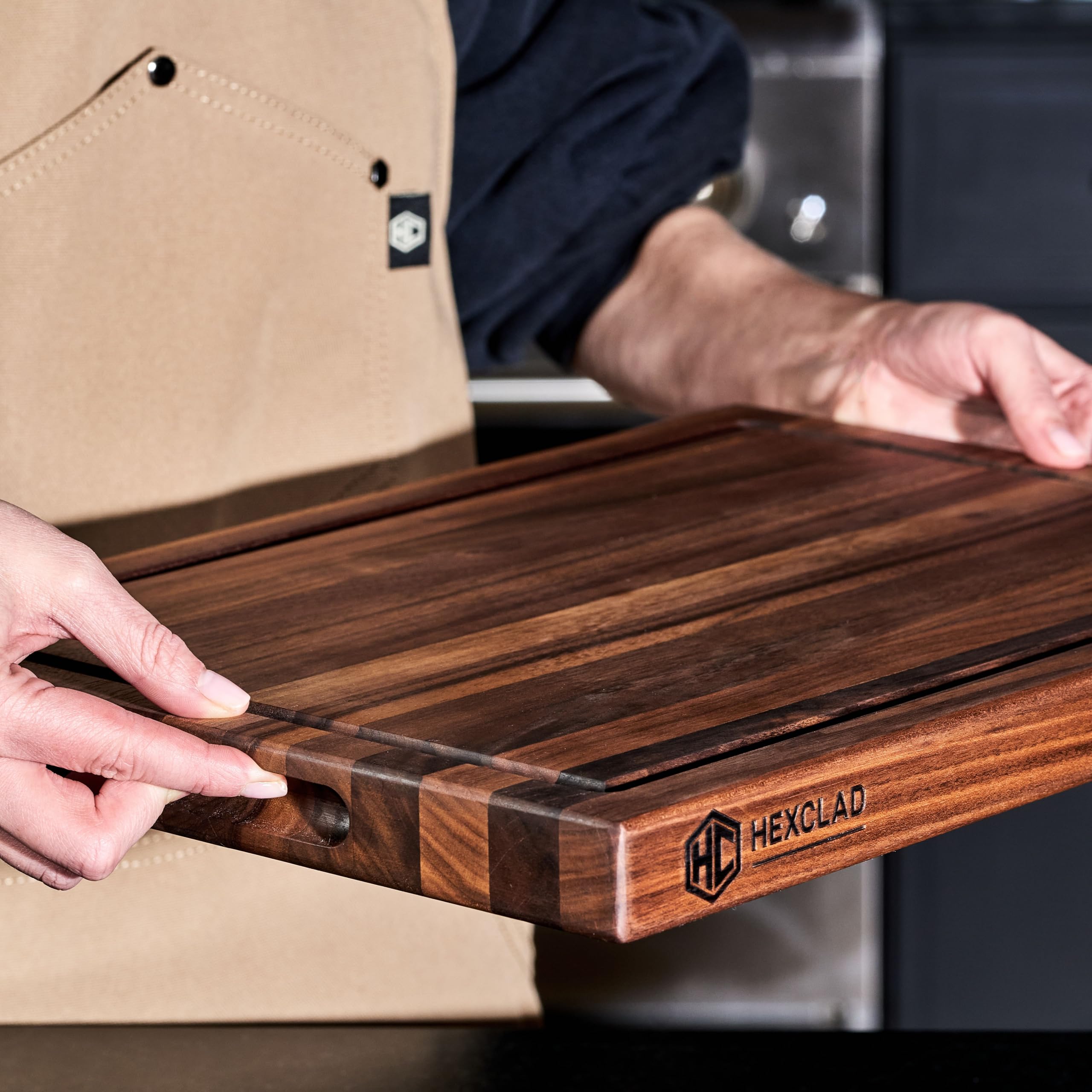 HexClad tabla nogal para charcutería y presentaciones.