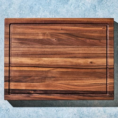 HexClad tabla de corte nogal, primer plano del grano denso que resiste ralladuras.