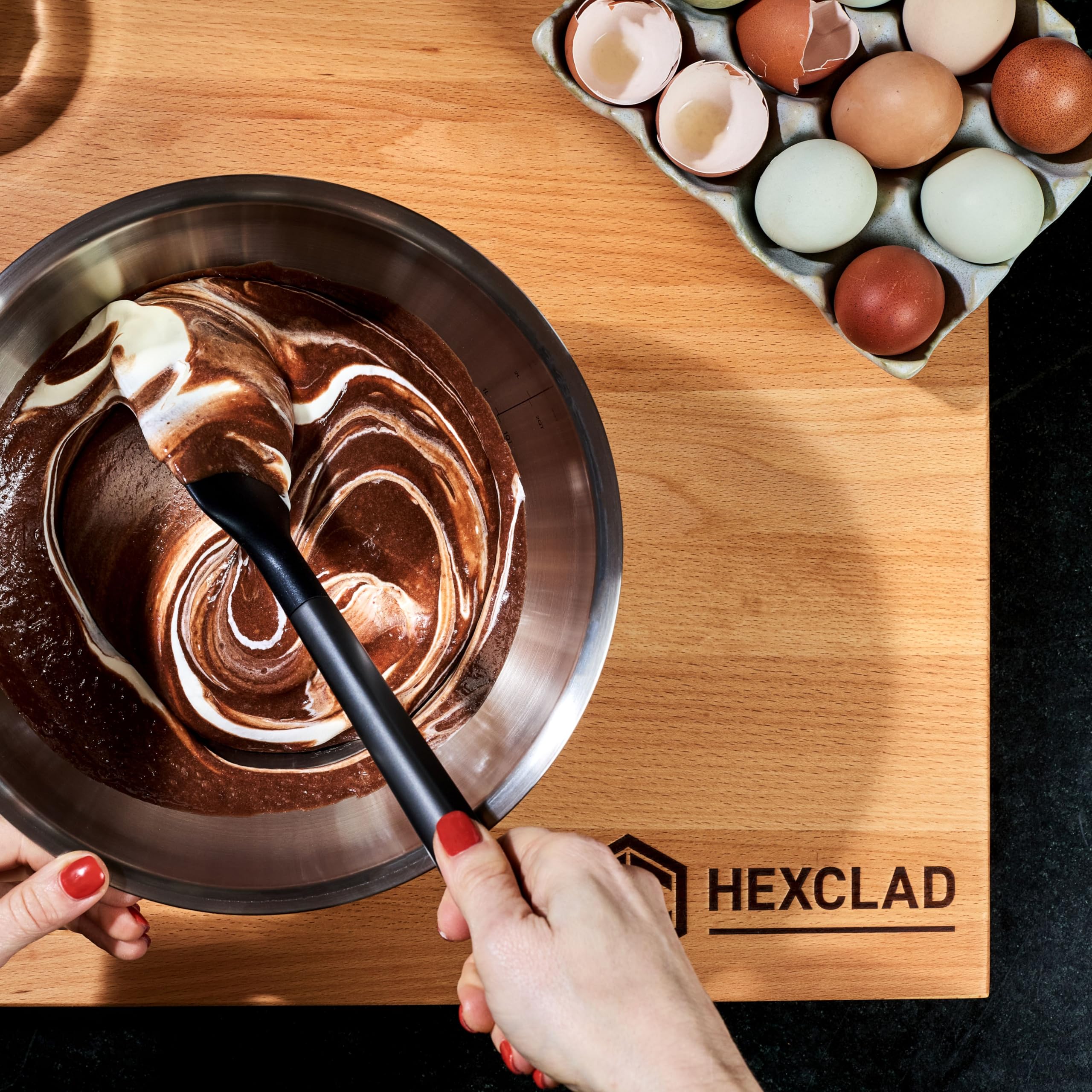 HexClad tazones de acero inoxidable de 5 cuartos con tapa de vacío para refrigerar.