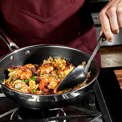 HexClad Wok Híbrido, mango cómodo se mantiene frío durante el cocinado.