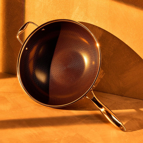 HexClad Wok con superficie hexagonal antiadherente para un sellado rápido y fácil limpieza.