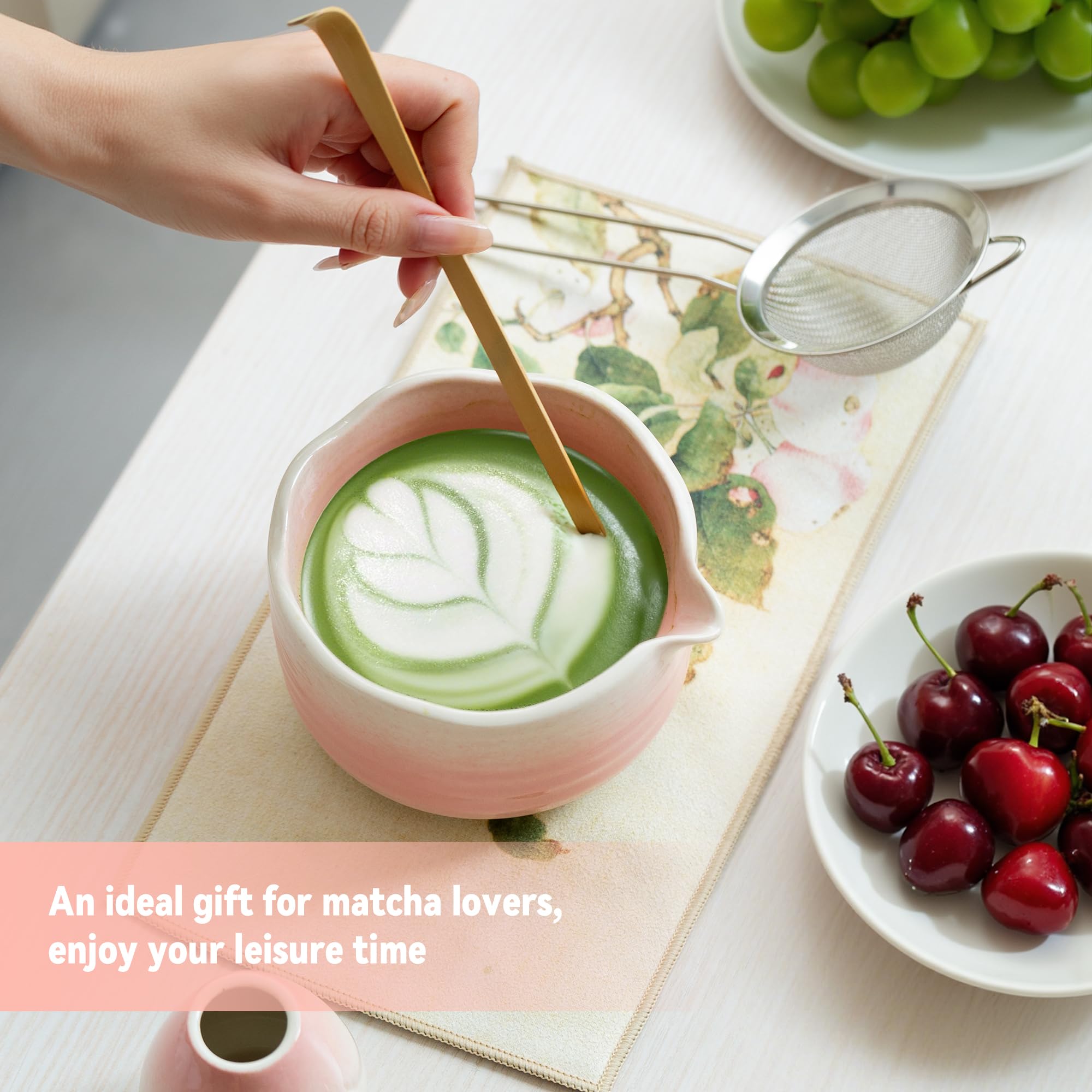 Heymirro Conjunto Matcha: soporte ceramico mantiene estable el tazon durante la preparacion.