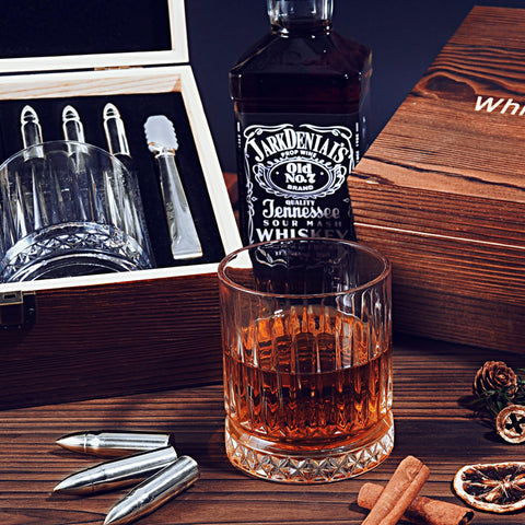 Vasos y piedras Hgsoor en conjunto para celebrar momentos sociales.