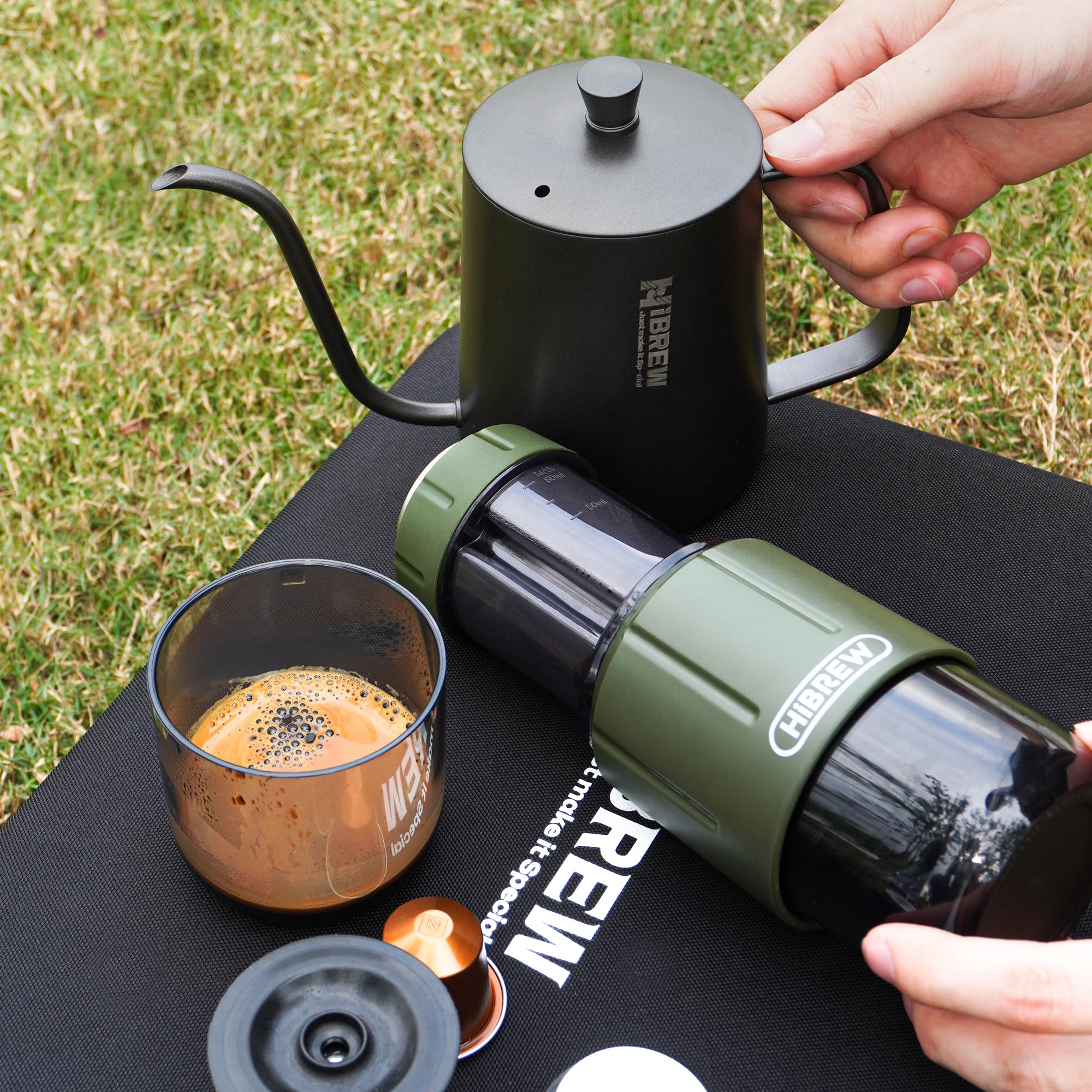 HIBREW H4D en uso durante camping, prepara espresso sin electricidad