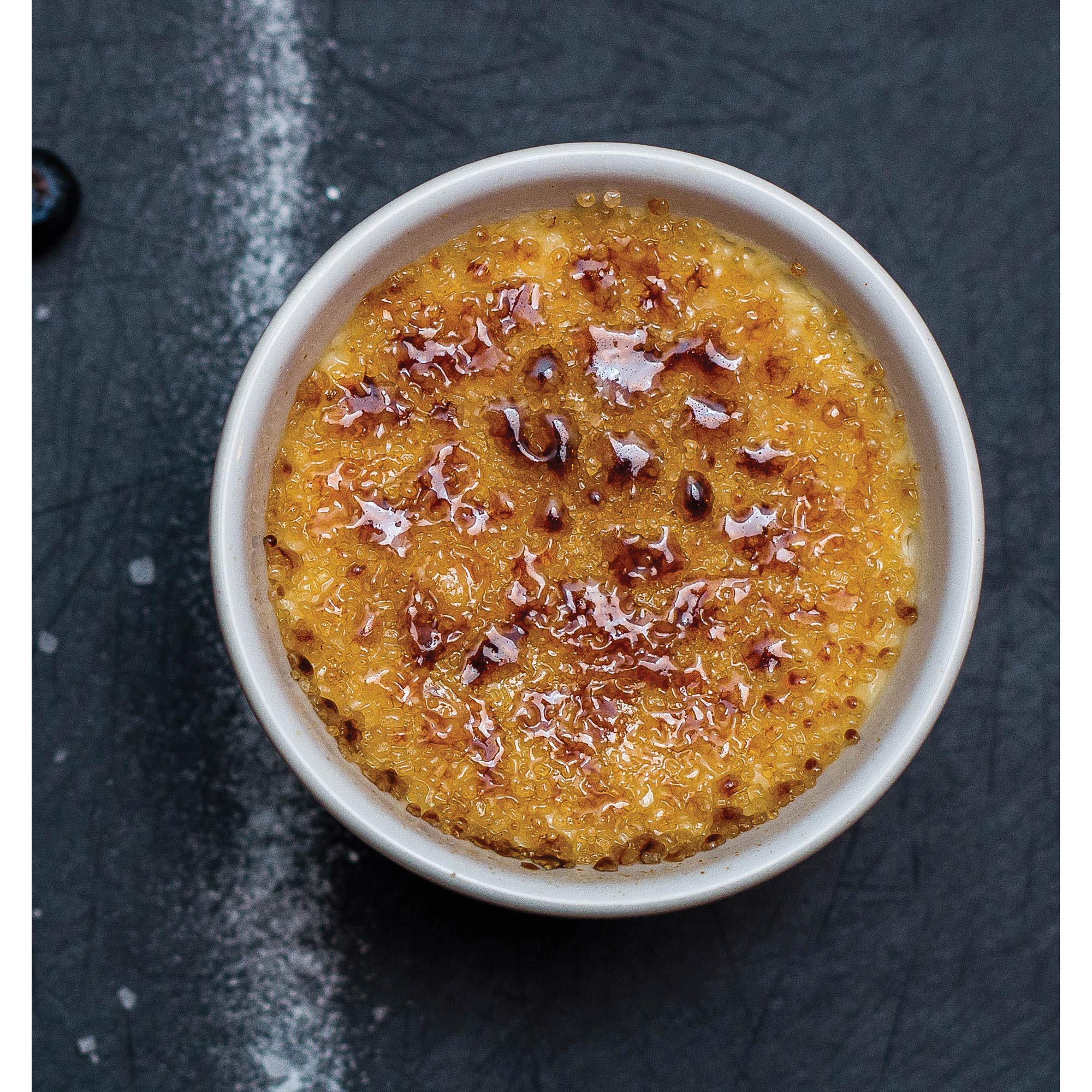 Ramequín HIC Kitchen para desayuno con miel y mantequilla, servicio atractivo.