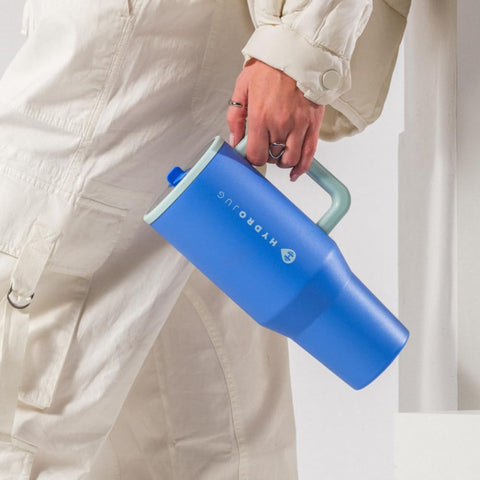 HydroJug Traveler en diseño colorido que encaja con un estilo activo