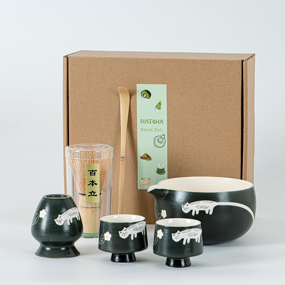 hijaunatis gato de matcha con cuenco y pico, ideal para rituales de té serenos