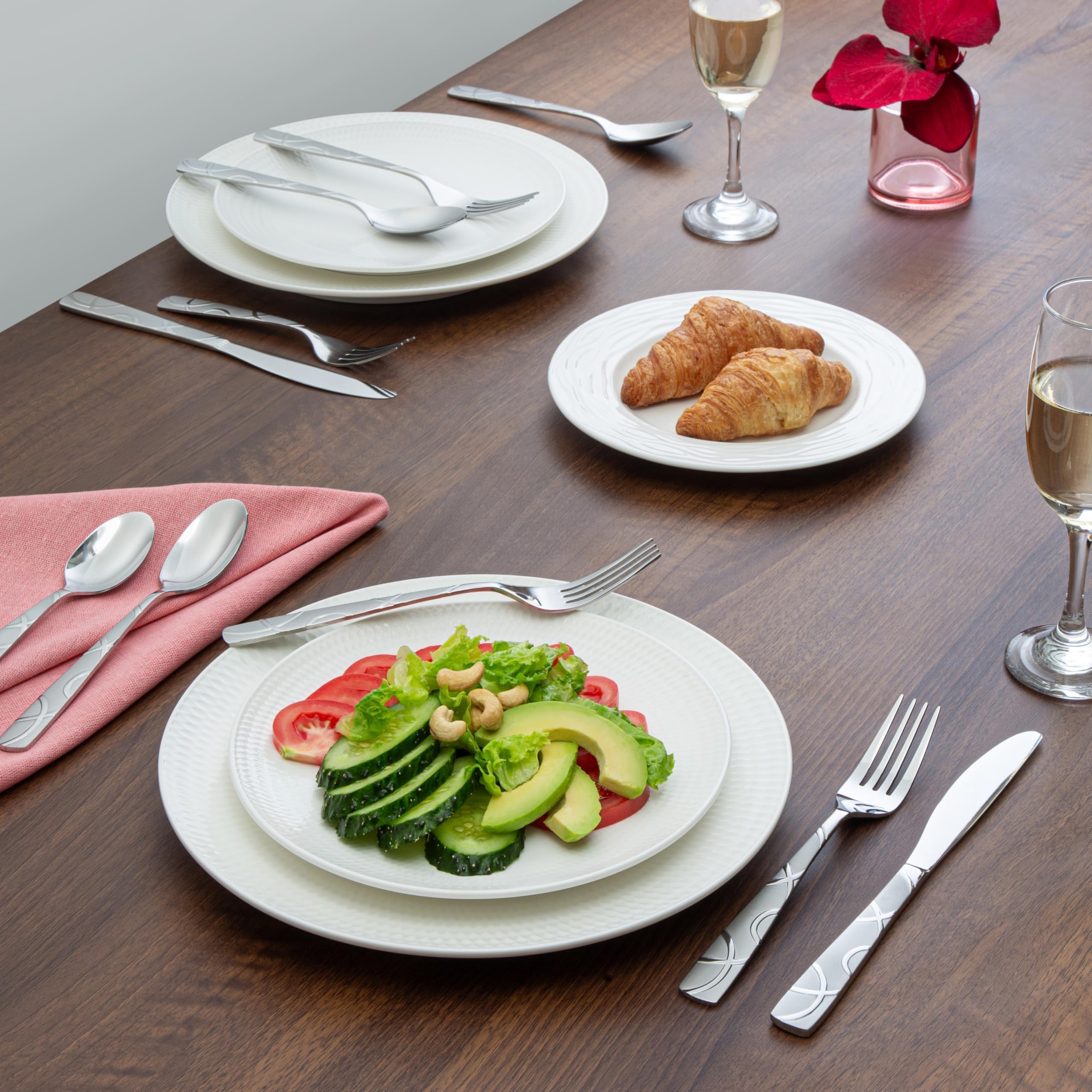 HIKAA: acabado espejo brillante, aspecto elegante en la mesa.