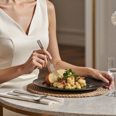 HIKAA acabado vintage en acero inoxidable mate para mesa elegante.