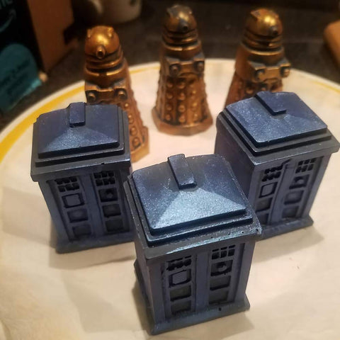 HiParty set de moldes TARDIS y Daleks, perfecto como regalo temático.