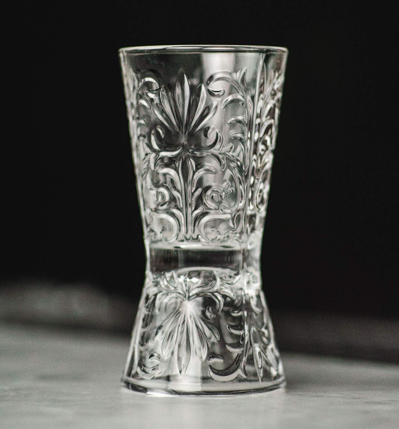 History Company jigger de cristal doble cara, vista lateral, control de vertido para mezclas equilibradas.