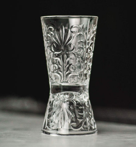 History Company jigger de cristal doble cara, vista lateral, control de vertido para mezclas equilibradas.