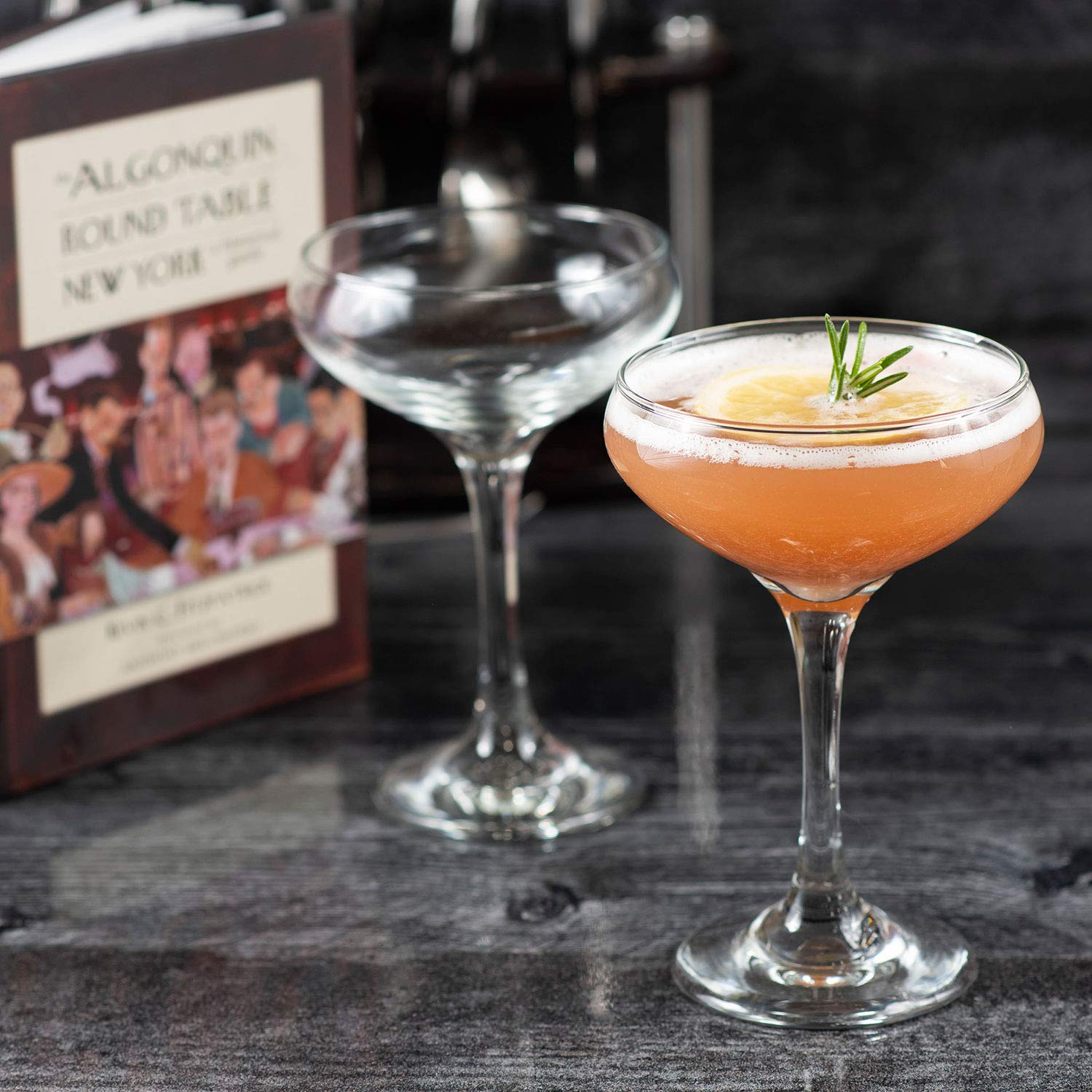 HISTORY COMPANY par de copas coctel estilo Algónquín, presencia distintiva para brindar.