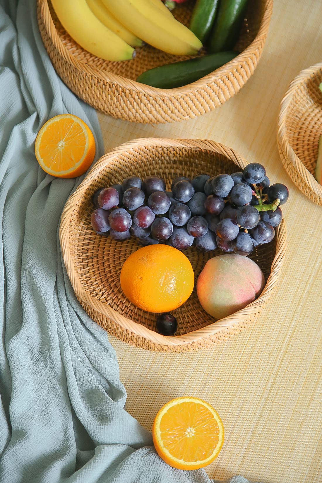 Cesta HITOMEN para fruta de ratán natural, perfecta para exhibir frutos frescos.