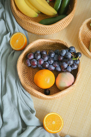 Cesta HITOMEN para fruta de ratán natural, perfecta para exhibir frutos frescos.