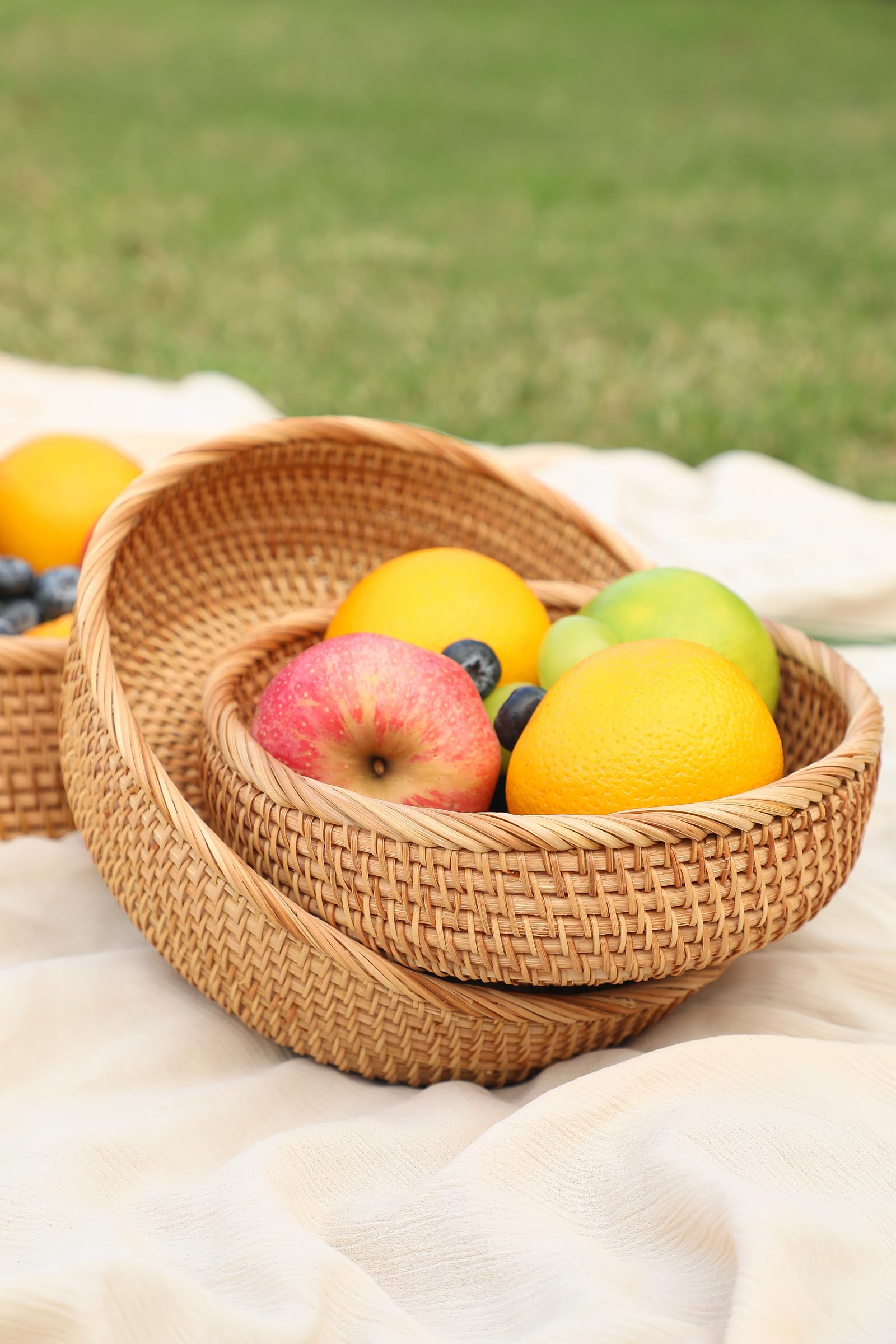 Hitomen cesta decorativa de rattan para exhibir frutas y pan artesanal.