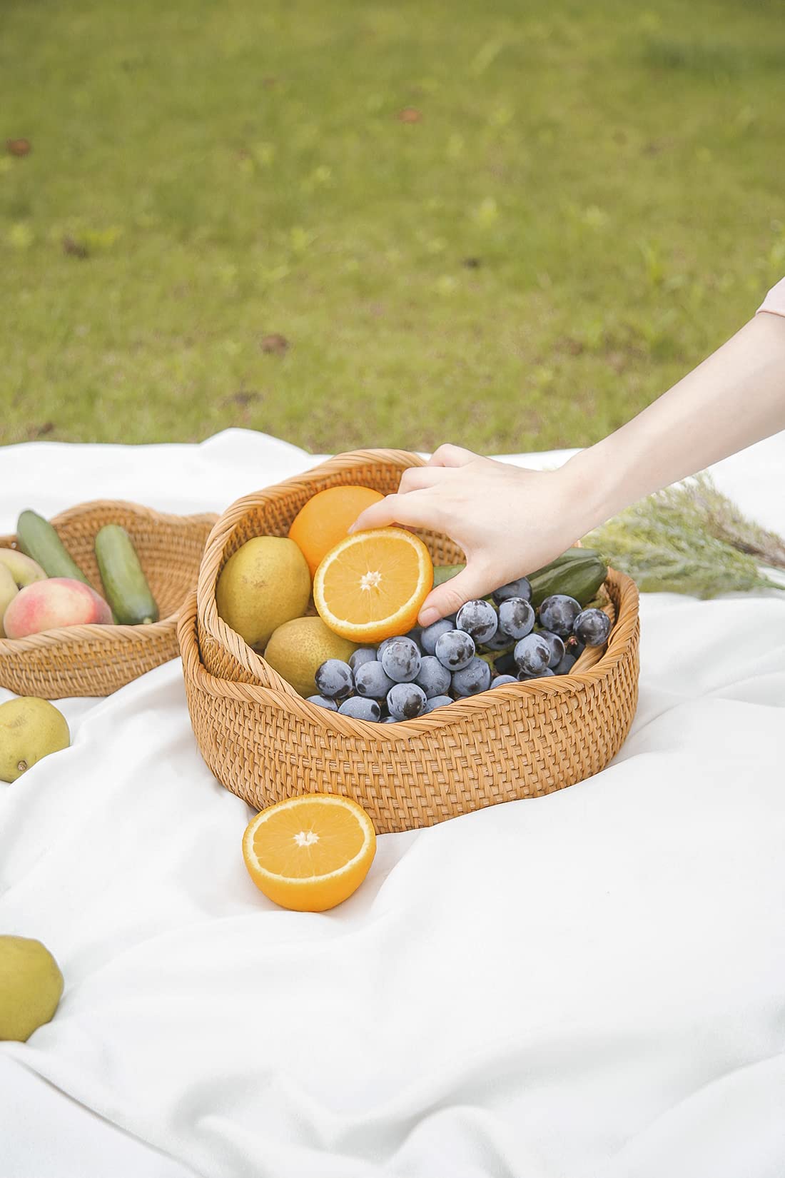 Cesta HITOMEN para fruta, exhibición fresca y ordenada en la mesa.