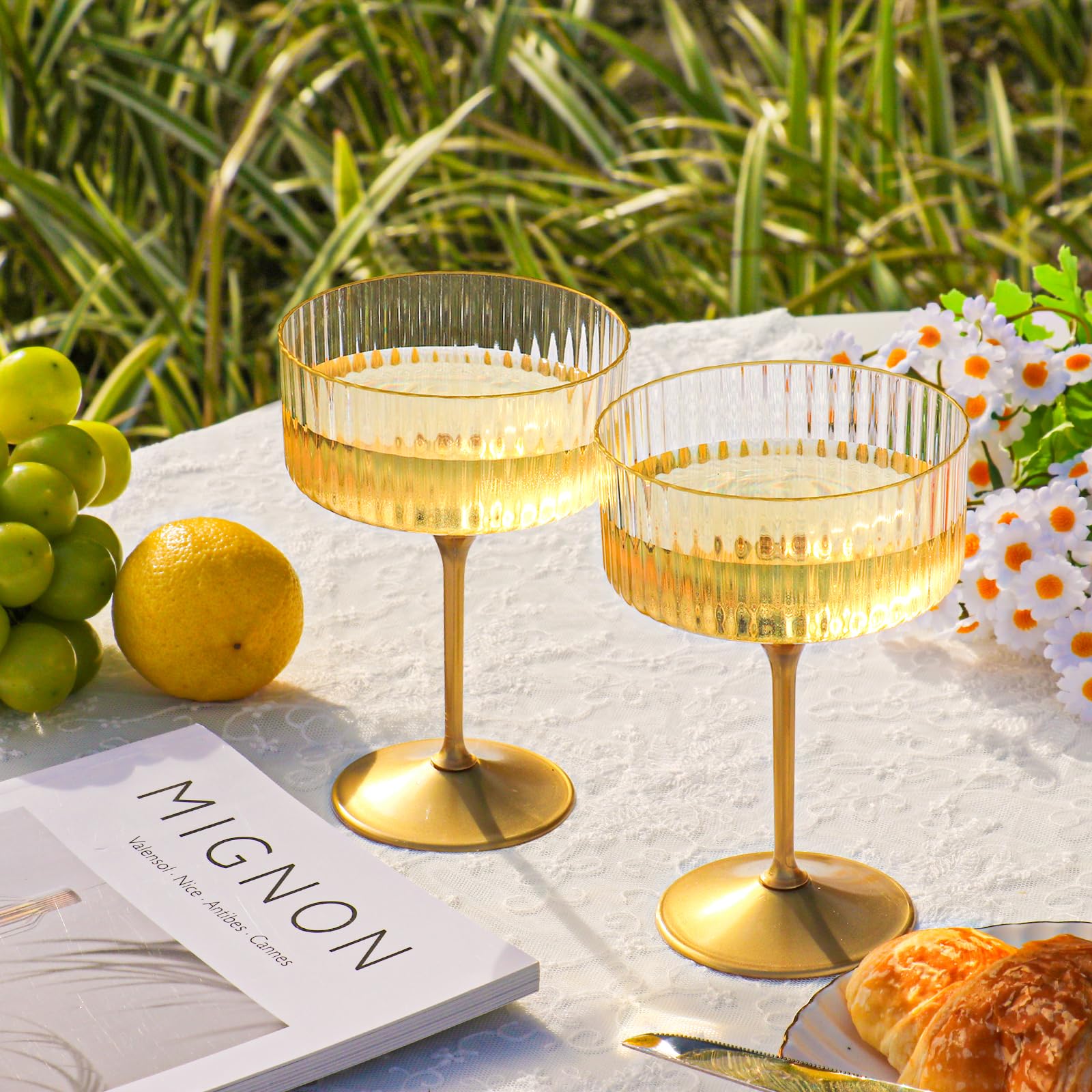 Copa margarita vintage acanalada de HKSZEH, versátil para postres y bebidas.