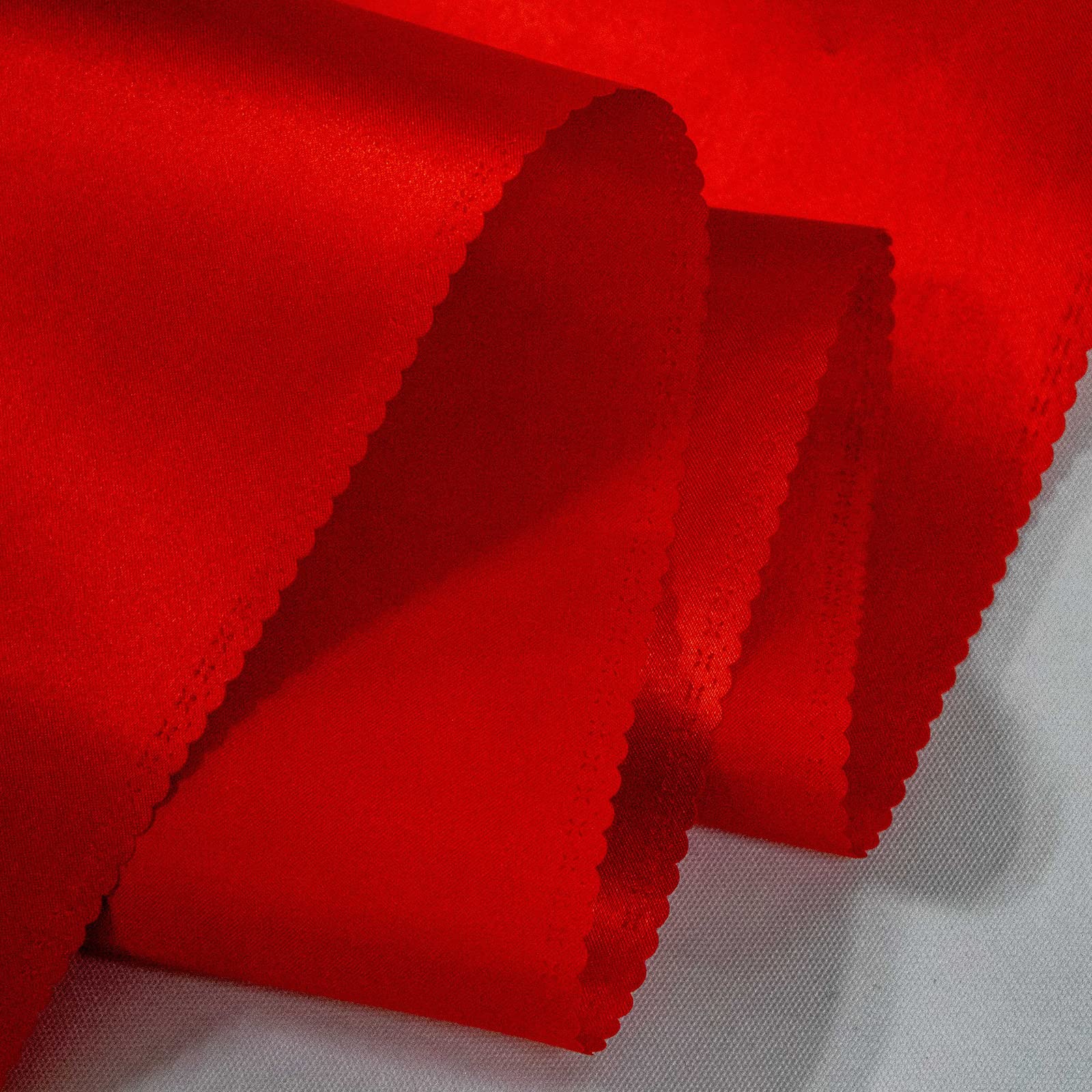 Textura suave y caída natural del satén HMQIANG en esta foto
