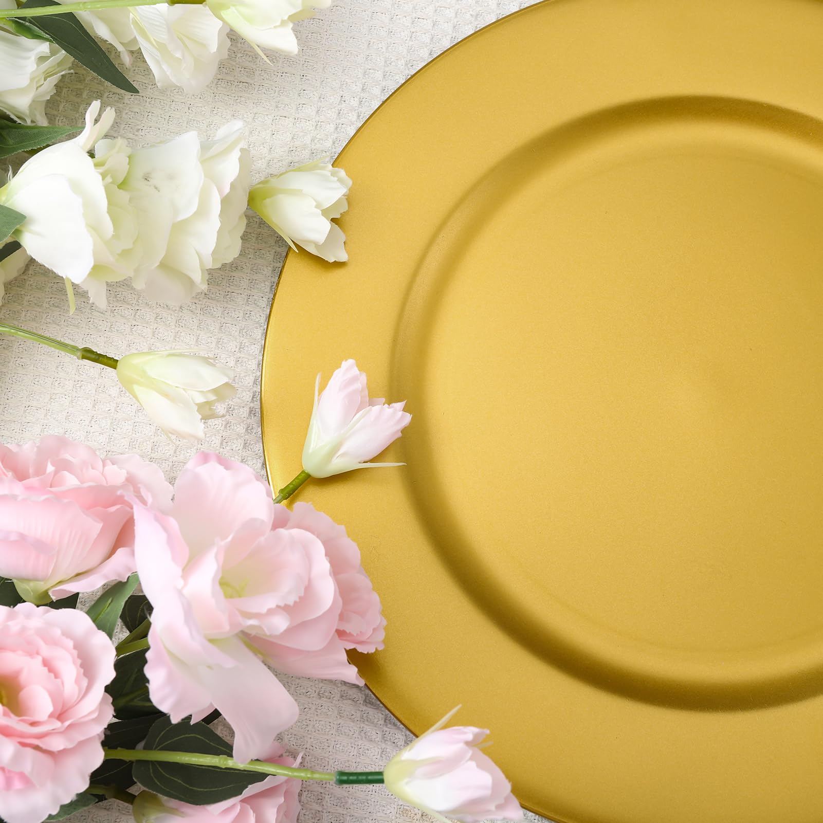 Hoemwarm acabado metalico en dorado añade elegancia decorativa y presentacion de comidas