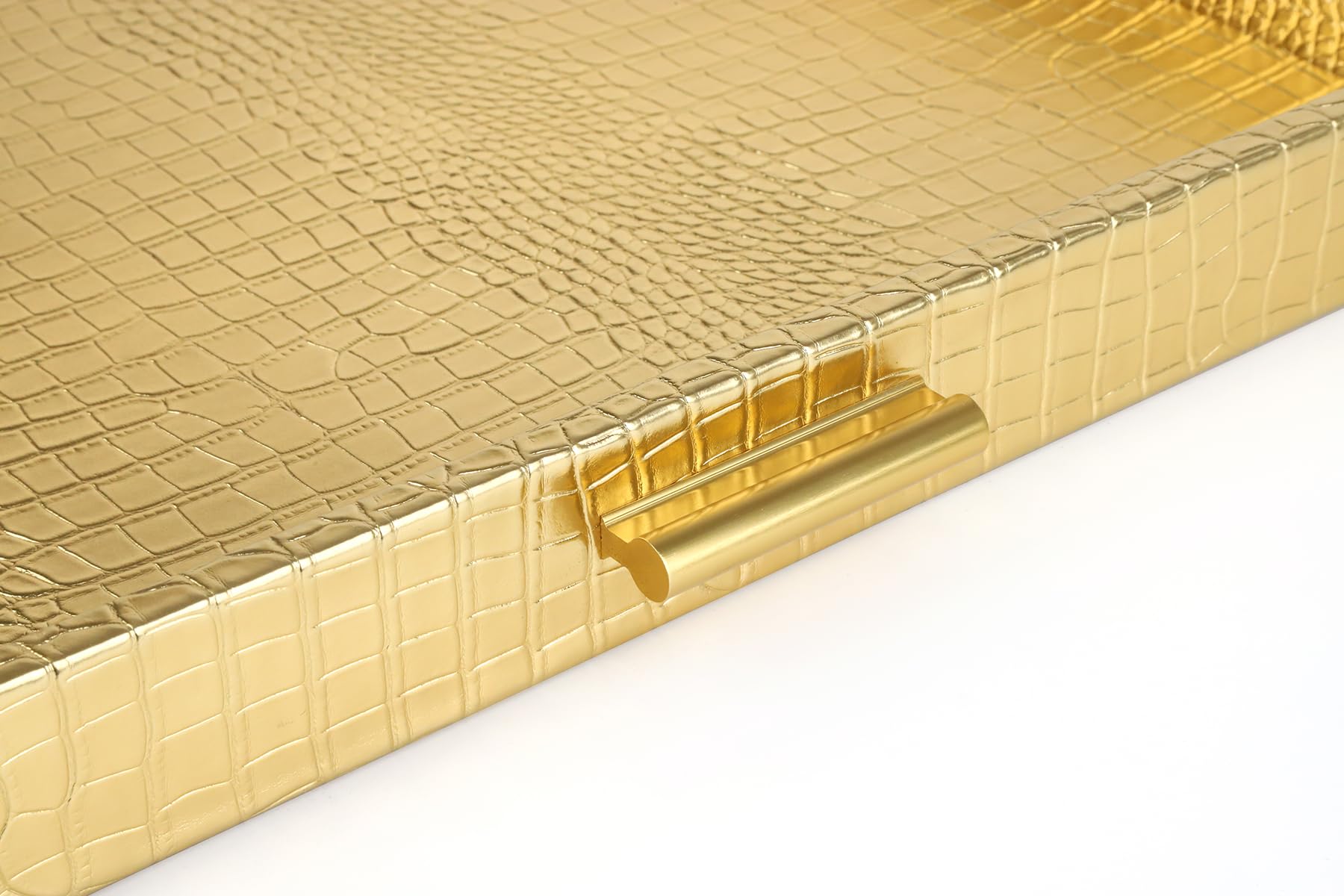Bandeja decorativa HofferRuffer de MDF y terciopelo aporta estilo.
