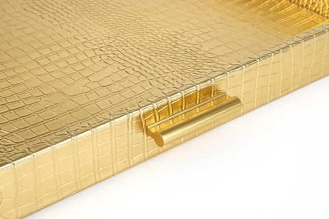 Bandeja decorativa HofferRuffer de MDF y terciopelo aporta estilo.
