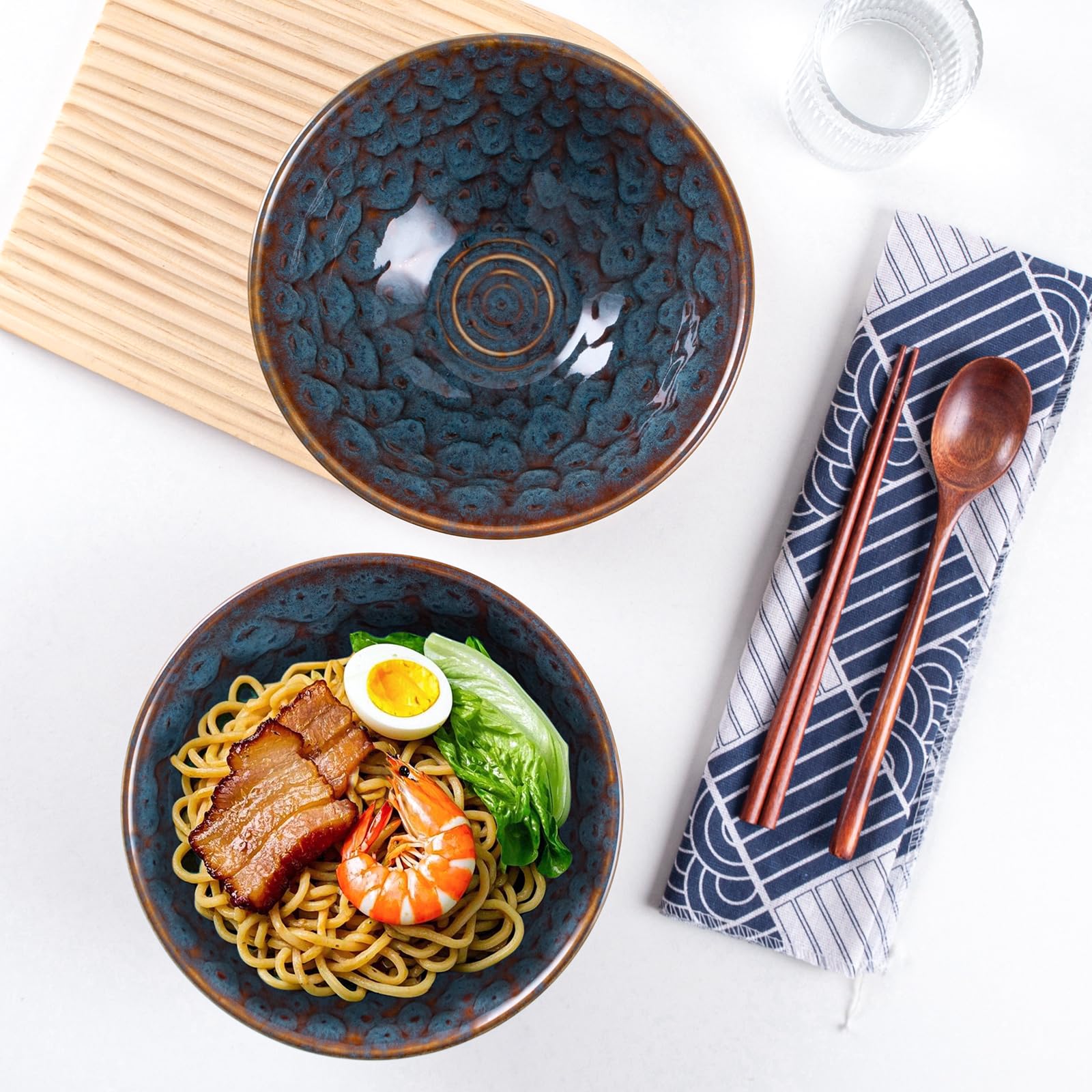 Palillos Hokeler incluidos, listos para servir ramen o pho.