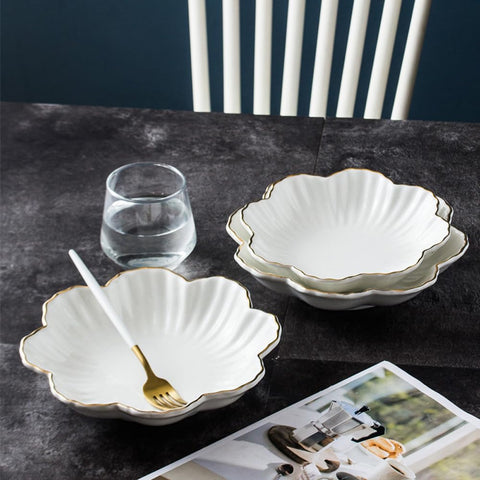 Plato para dulces en porcelana con borde dorado de HOKMQOKQOK