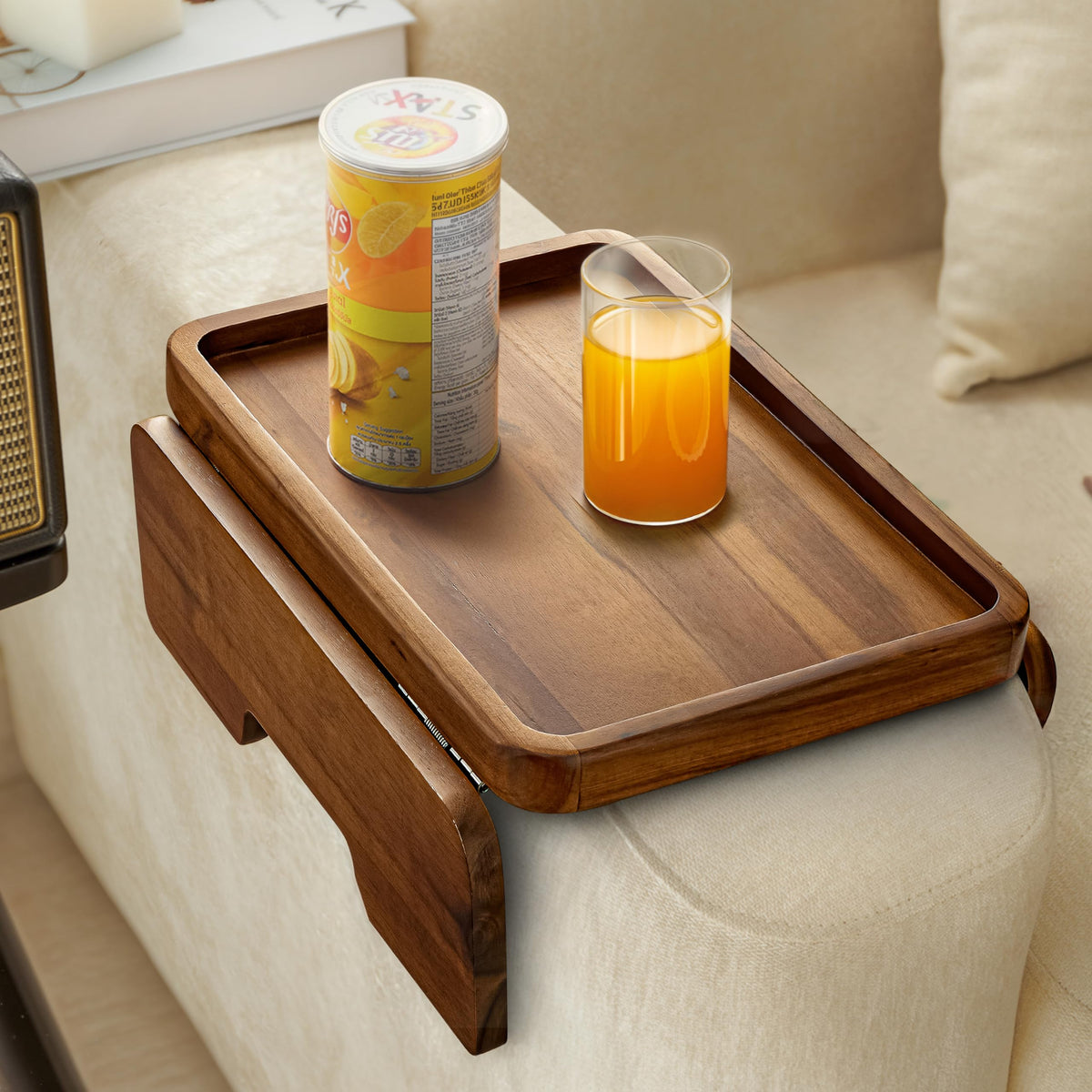 Bandeja HOLANA para reposabrazos de acacia, vista frontal, estable para bebidas.