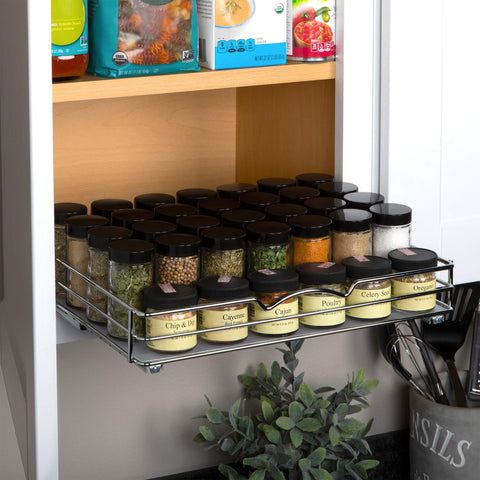 Riel cromado HOLDN STORAGE ideal para frascos de distintos tamaños.
