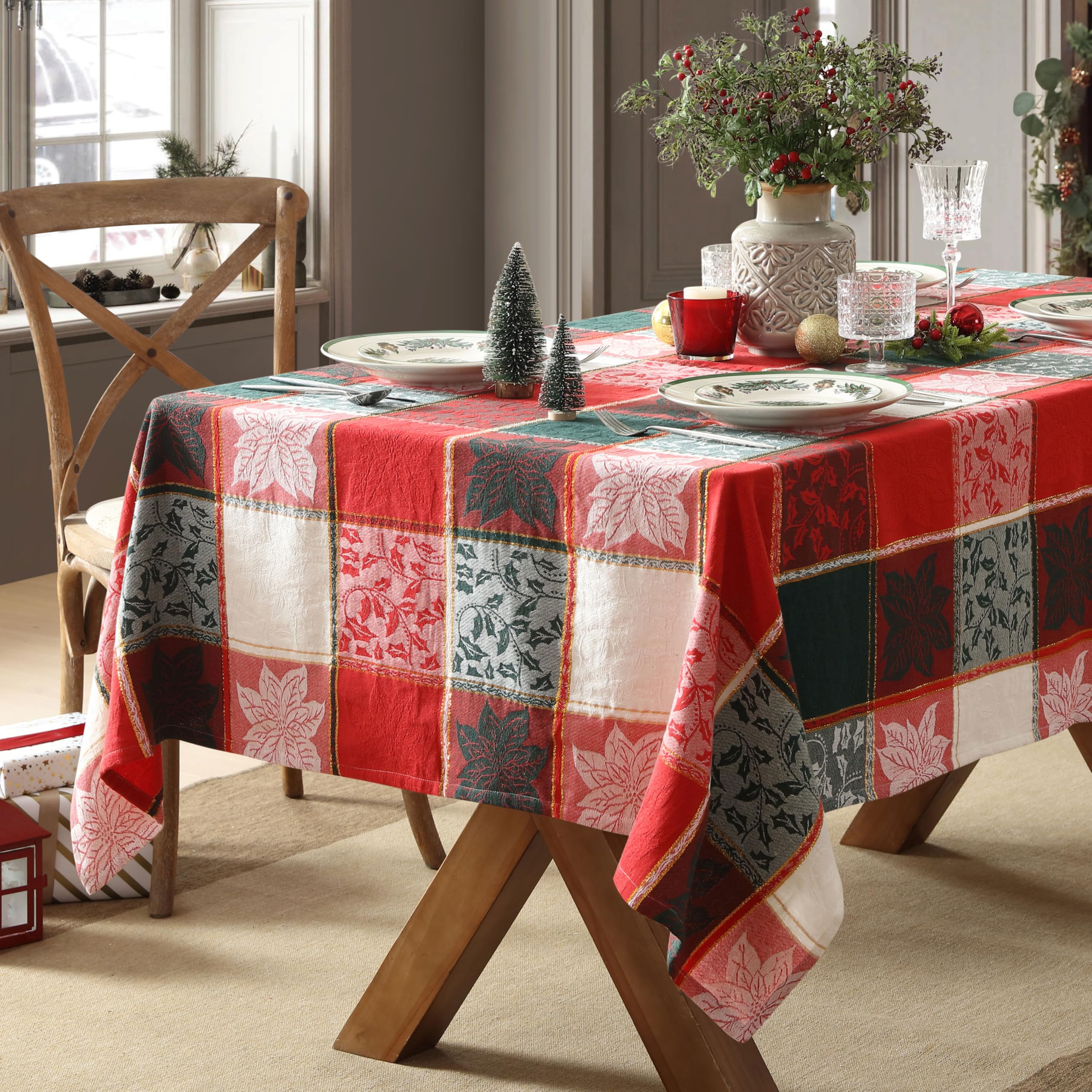 Mantel Home Bargains Plus con hojas de acebo y poinsettias, ideal para cenas festivas