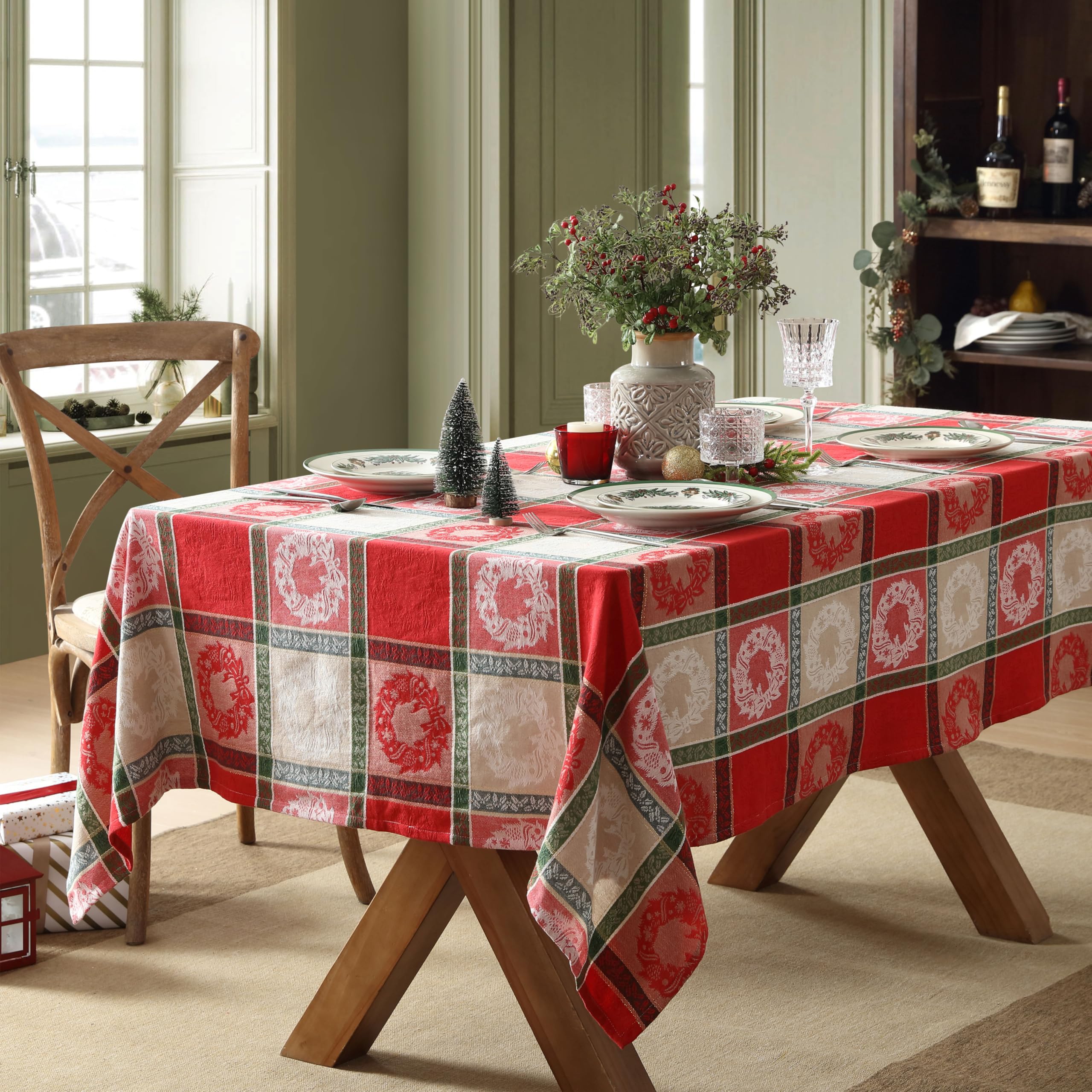 Colores rojo y verde de Home Bargains Plus crean ambiente festivo
