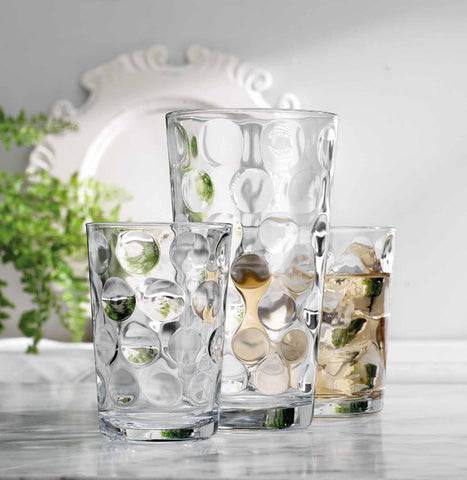 Diseño interior destacado en los vasos de Home Essentials & Beyond para sombras sutiles.