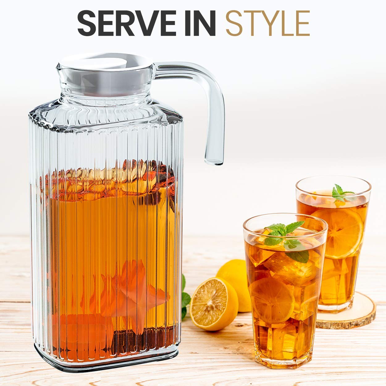 Jarra para bebidas en nevera Home Essentials & Beyond, ideal para mantener bebidas frías.