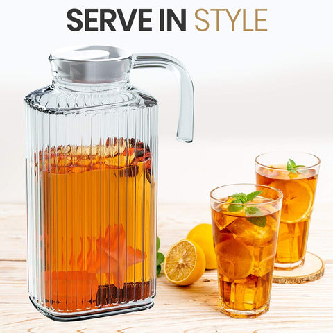 Jarra para bebidas en nevera Home Essentials & Beyond, ideal para mantener bebidas frías.