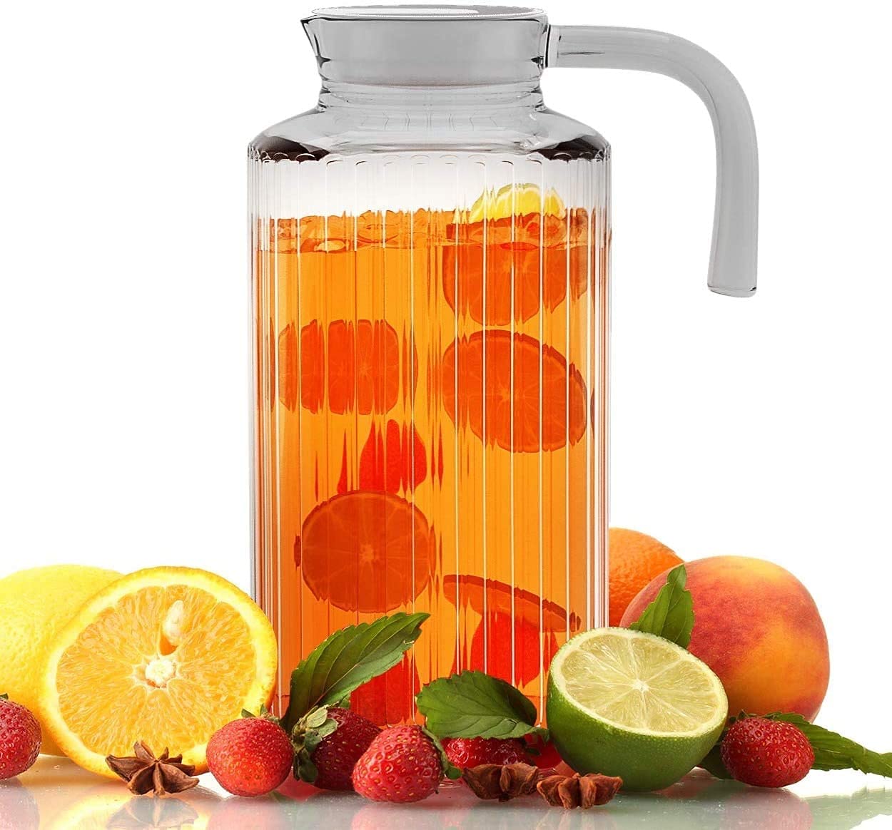 Jarra Home Essentials & Beyond con tapa transparente, protege la bebida.