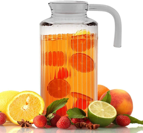 Jarra Home Essentials & Beyond con tapa transparente, protege la bebida.