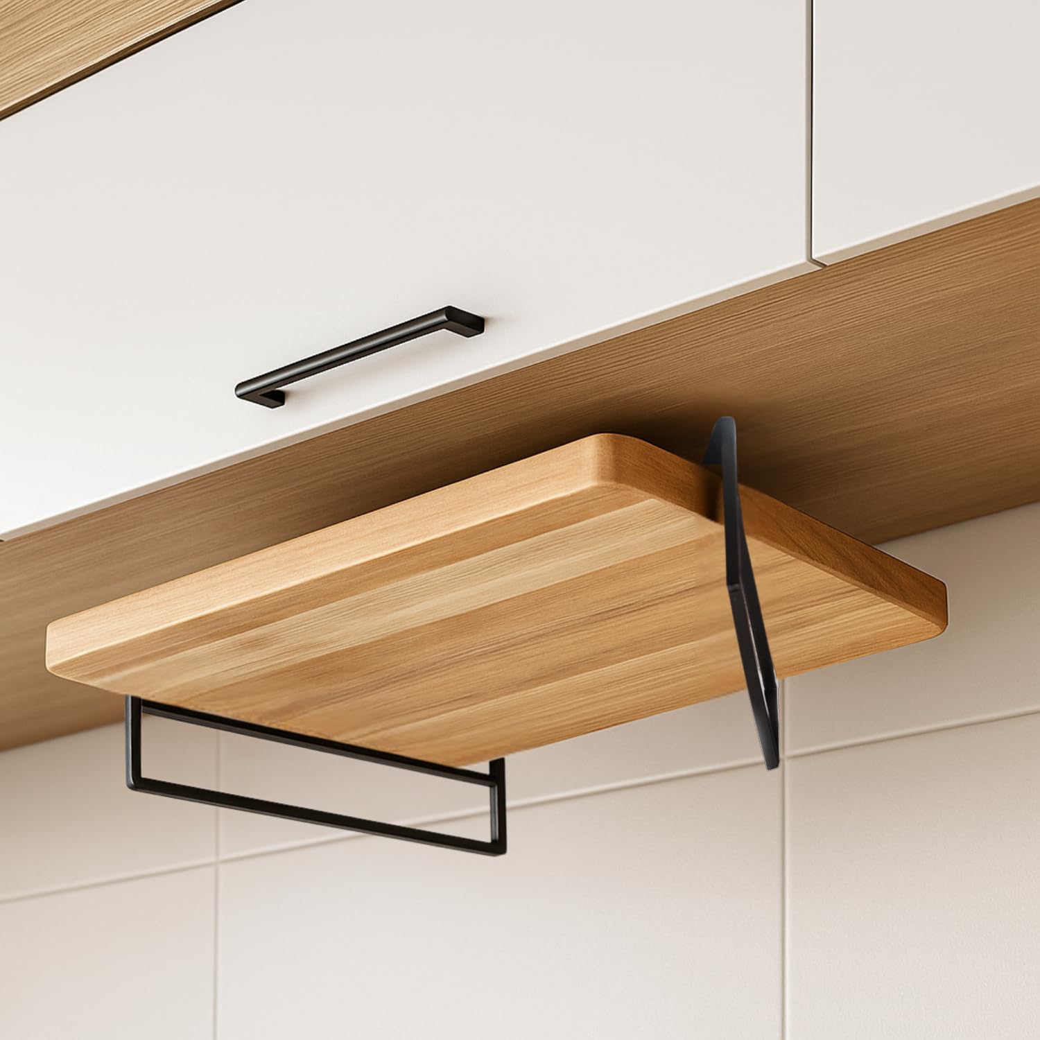Home in Bold: soporte para tablas de cortar bajo armario, dos niveles para mayor organización.