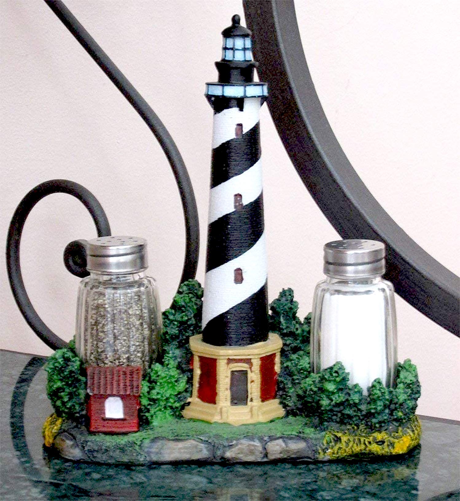 Home 'n Gifts colección costera, faro Cape Hatteras como detalle de cocina