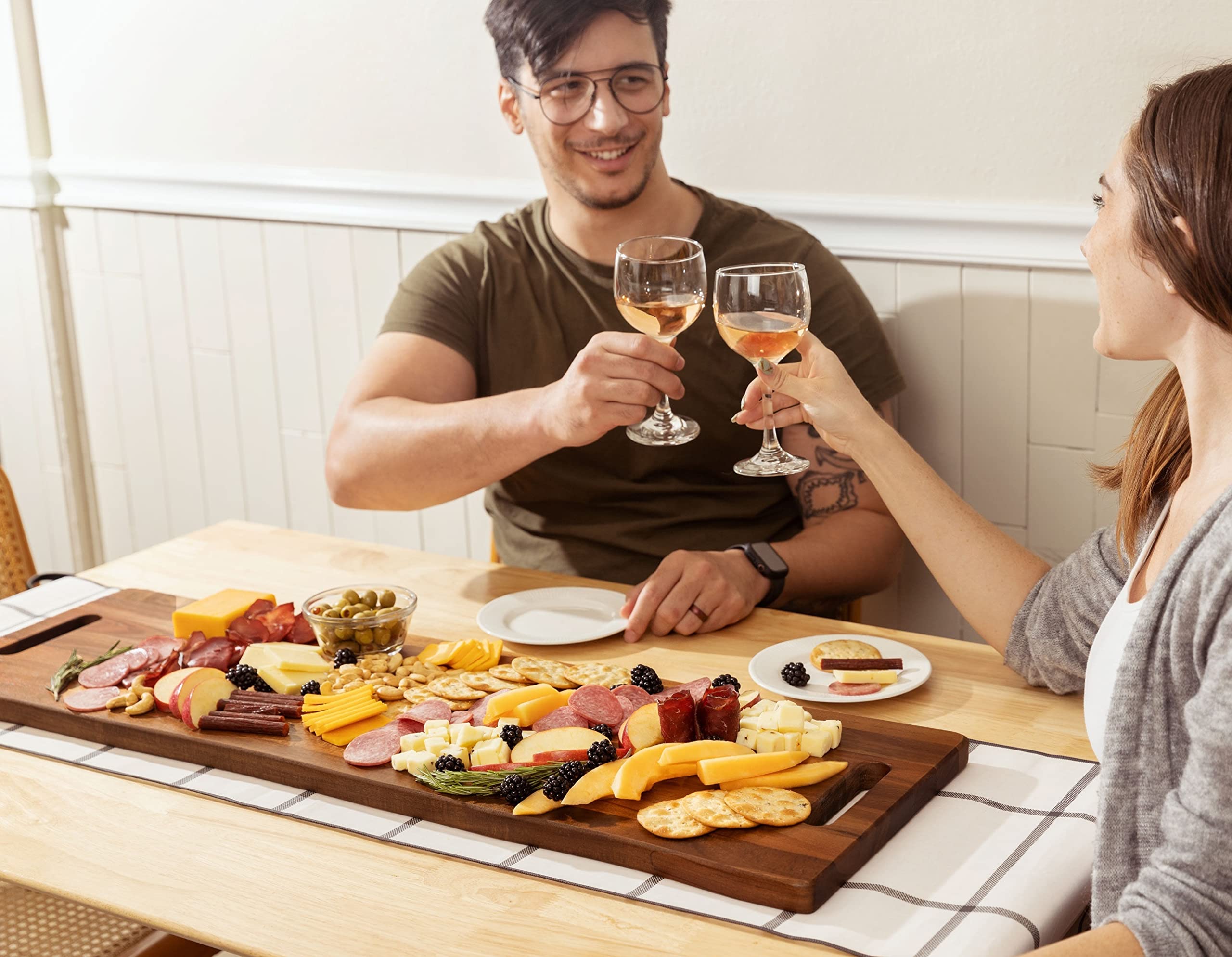 Home Beets tabla acacia grande con asas, añade estilo a cenas y mesas.