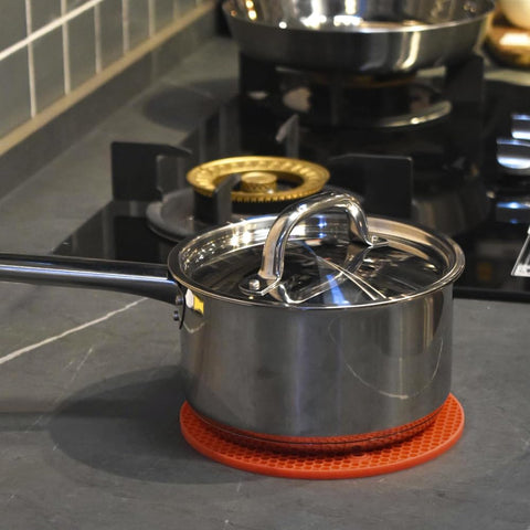 HomEdge trivet silicona con diseño panal en rojo para un agarre estable.