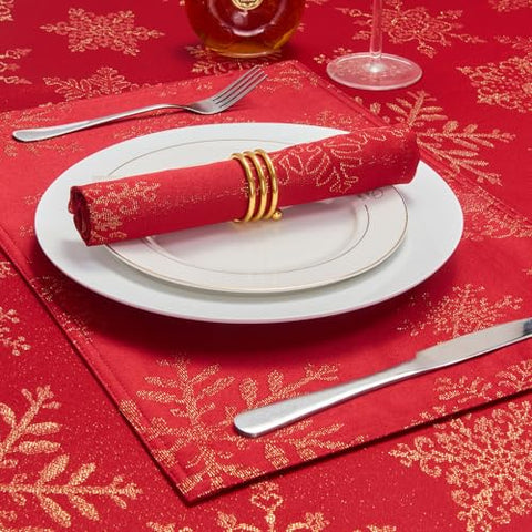 Mantel HomeJoy rectangular con damasco brillante en oro, añade lujo a la mesa.