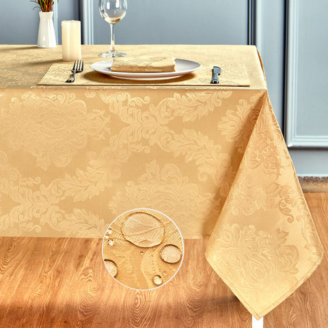 Mantel HomeJoy dorado, vista general, protege la mesa durante comidas familiares.