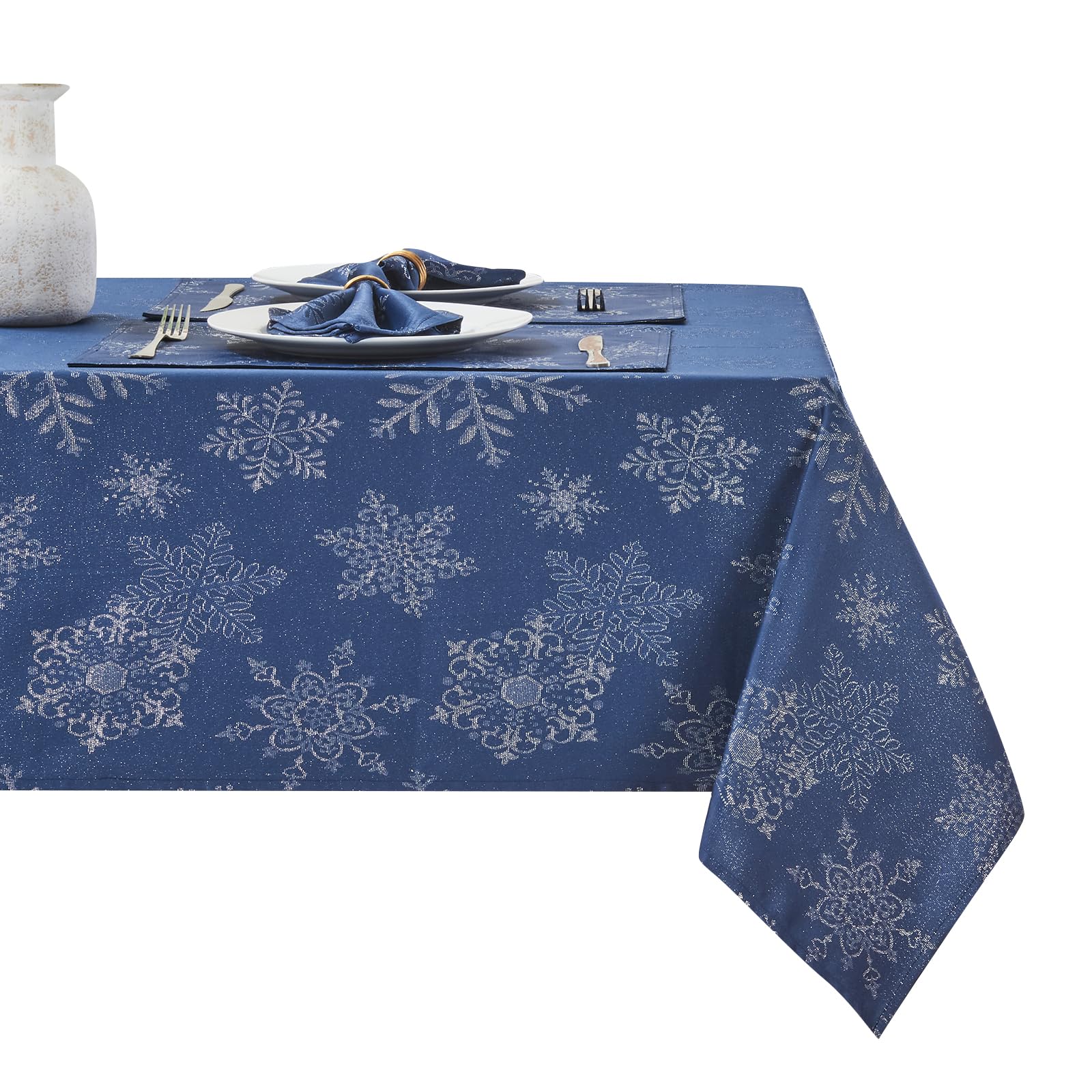 Mantel HomeJoy rectangular metálico con copos de nieve para cenas navideñas elegantes.