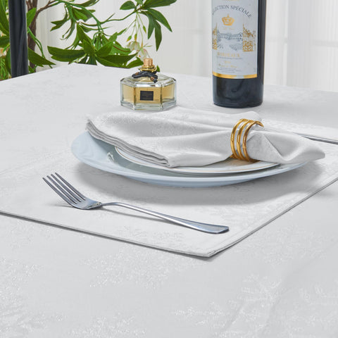Mantel HomeJoy, disponible en tonos navideños para combinar con vajilla existente