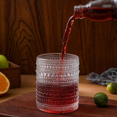 HomeVogue diseño vintage hobnail en vasos claros para ocasiones especiales.