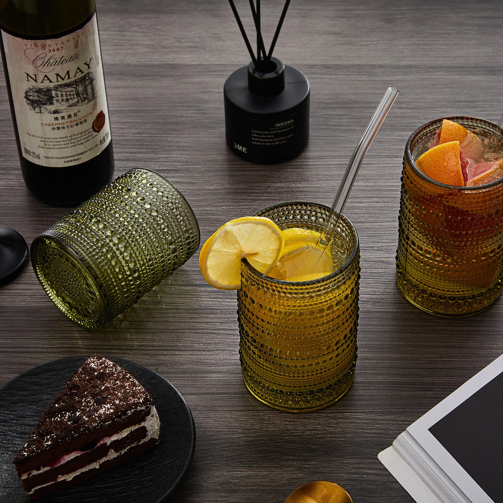 HomeVogue Vintage Hobnail vasos con limonada en mesa, presentación atractiva.