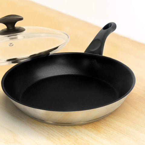 Sartén antiadherente HOMICHEF 11 pulgadas con base de tres capas para calor uniforme.
